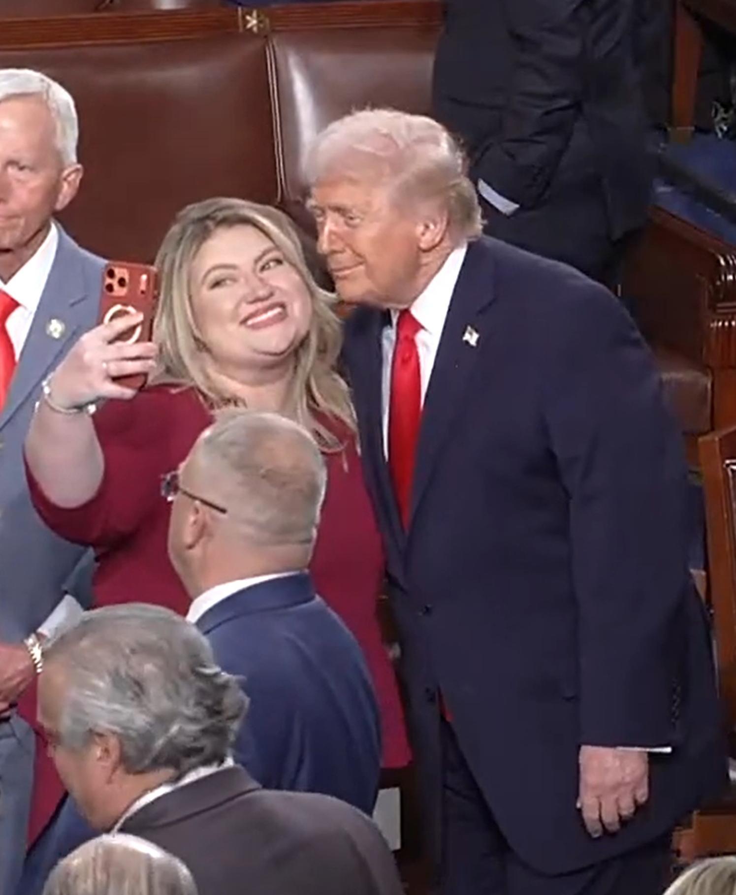 도널드 트럼프 미국 대통령이 24일 국정연설을 마친 뒤 캣 캐맥 공화당 하원의원과 셀카를 찍고 있다.
미국 하원 사무처 유튜브 캡처
