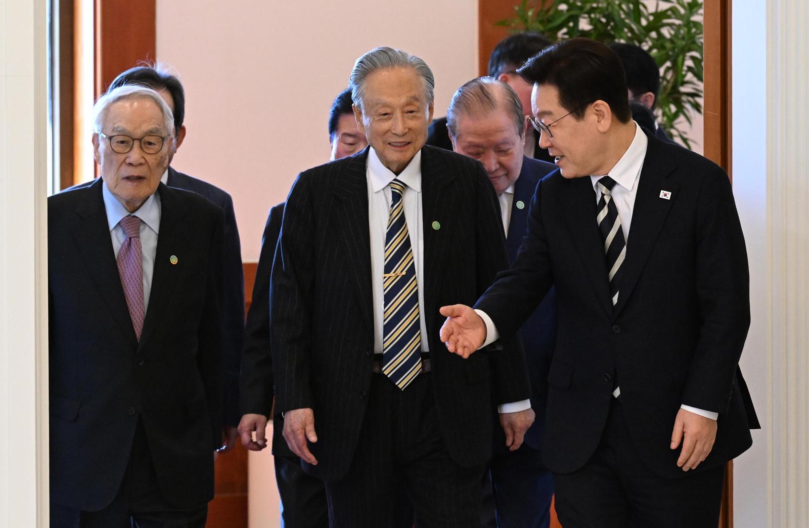 李, 與상임고문단과 오찬
이재명 대통령이 25일 청와대 본관에서 열린 더불어민주당 상임고문단 오찬 간담회에서 참석자들을 안내하고 있다. 오른쪽부터 이 대통령, 권노갑 전 의원, 임채정 전 국회의장. 이 대통령은 “부동산에 부가 집중되며 사회 양극화와 서민의 고통을 부추기는 고질적 문제를 반드시 해결하겠다”고 말했다. 청와대사진기자단