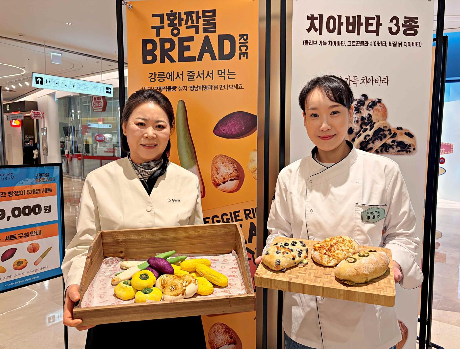 잠실 롯데월드몰에서 진행하는 천하제빵 팝업스토어에서 빵을 소개하고 있는 정남미 셰프(왼쪽)과 장경주 셰프.