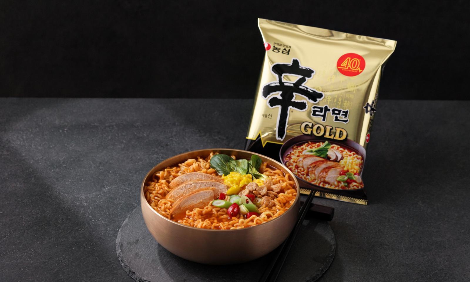 농심이 신라면 출시 40주년을 맞아 선보인 ‘신라면 골드’가 출시 초기부터 폭발적인 반응을 얻고 있다. 사진은 신라면 골드 연출 이미지. 농심 제공