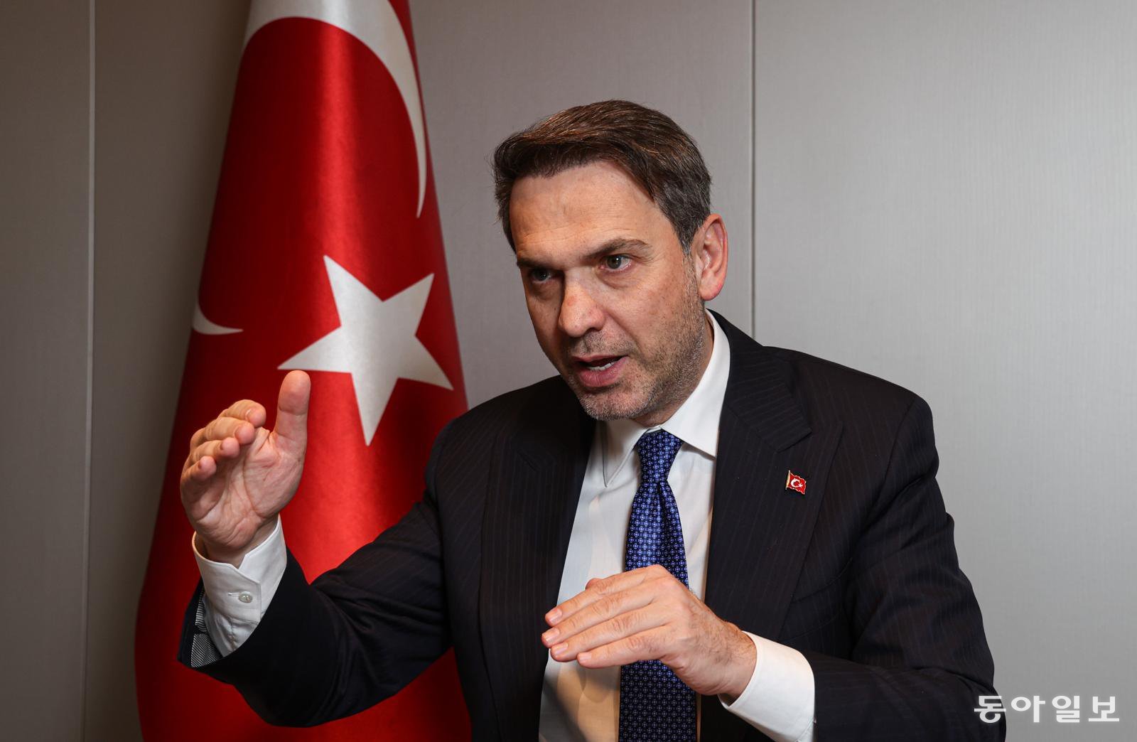 알파슬란 바이락타르 튀르키예 에너지천연자원부 장관이 25일 오후 서울 중구 더플라자호텔에서 동아일보와 인터뷰하고 있다. 이한결 기자 always@donga.com