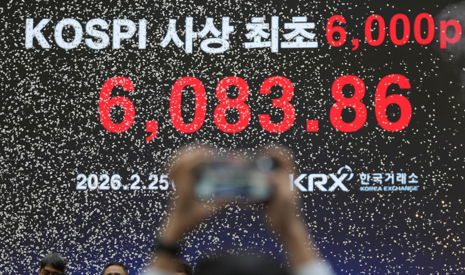 코스피가 사상 처음 6,000 선을 넘어선 25일 서울 영등포구 한국거래소 전광판에 코스피 종가가 표시돼 있다. 코스피는 5,000 돌파 후 불과 약 한 달 만에 1000포인트 상승하며 6,000 고지에 올랐다. 연초 이후 상승률은 44.4%로 전 세계 주요국 증시 가운데 가장 높았다. AP 뉴시스