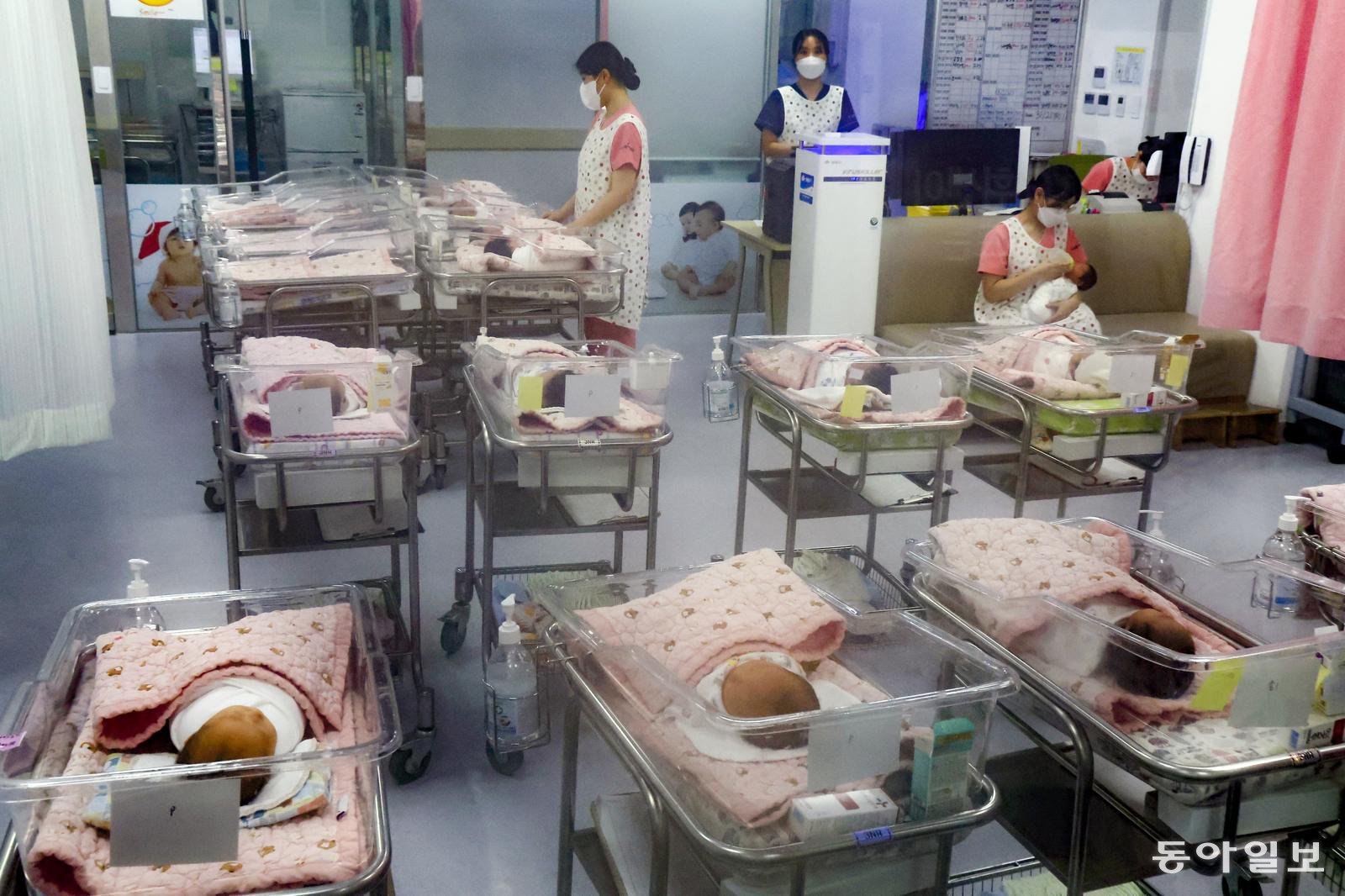 25일 광주 북구 빛고을여성병원 신생아실에서 간호사들이 갓 태어난 아기들을 돌보고 있다. 광주=박영철 기자 skyblue@donga.com