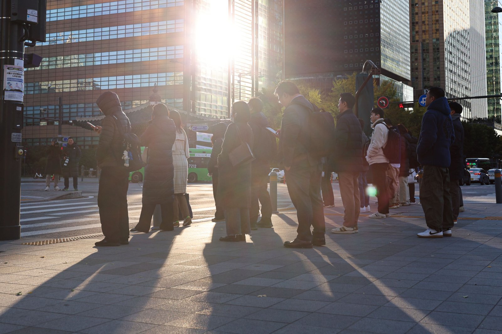 서울 아침 최저기온이 1도까지 떨어지며 첫 한파특보가 발령된 3일 오전 서울 종로구 광화문 네거리에서 직장인들이 출근하고 있다. 2025.11.03. [서울=뉴시스]