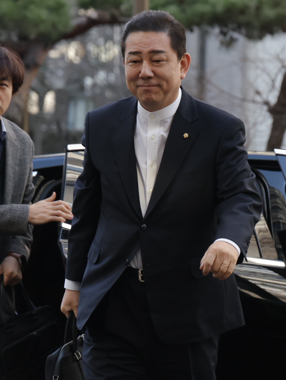 공천헌금 수수 의혹 등 13가지 의혹으로 수사를 받고 있는 김병기 무소속 의원이 26일 오전 서울 마포구 서울경찰청 공공범죄수사대에 피의자 신분으로 출석하고 있다. 박형기 기자 oneshot@donga.com