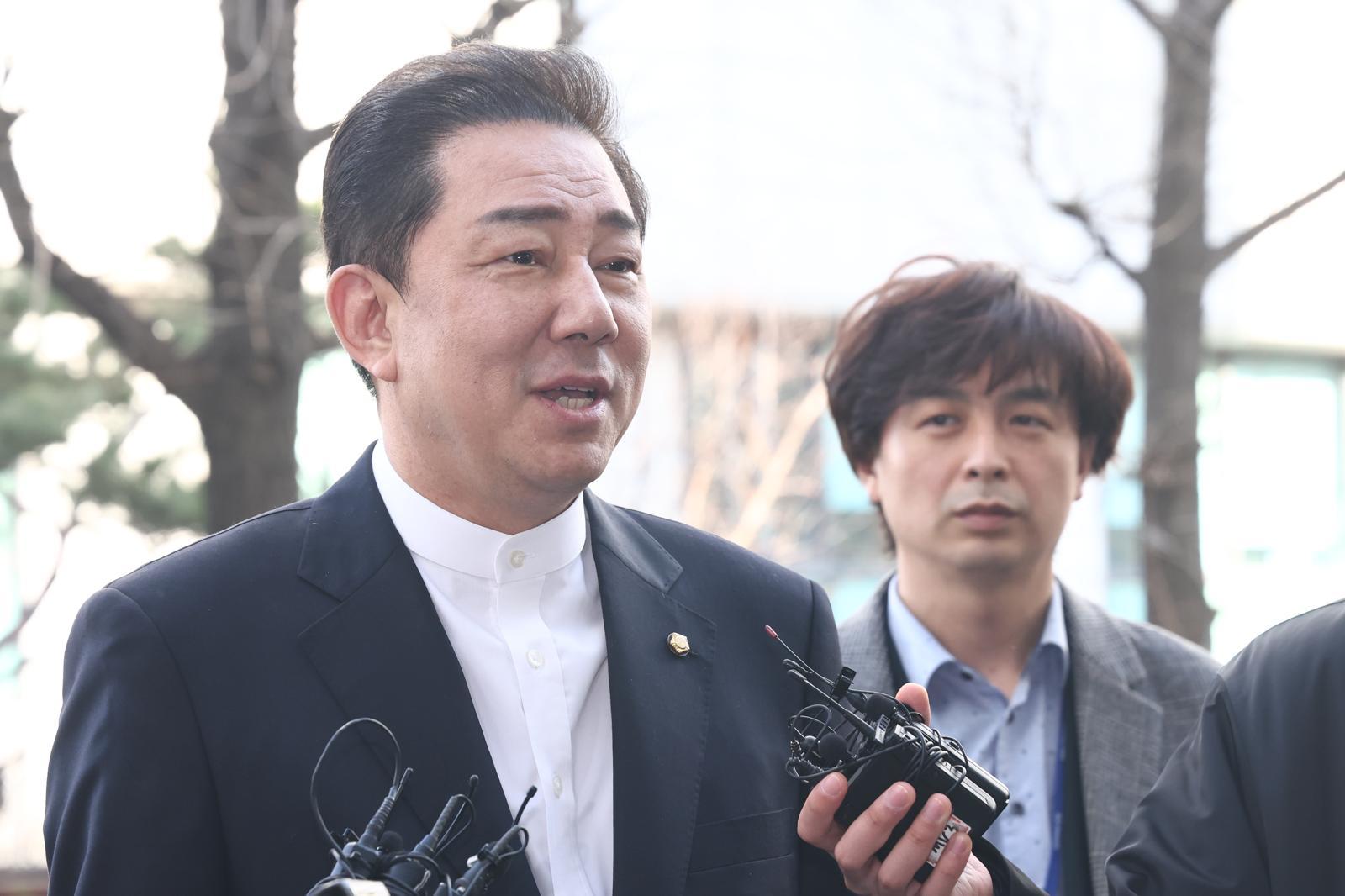 공천헌금 수수 의혹 등 13가지 의혹으로 수사를 받고 있는 김병기 무소속 의원이 26일 오전 서울 마포구 서울경찰청 공공범죄수사대에 피의자 신분으로 출석하고 있다. 뉴스1