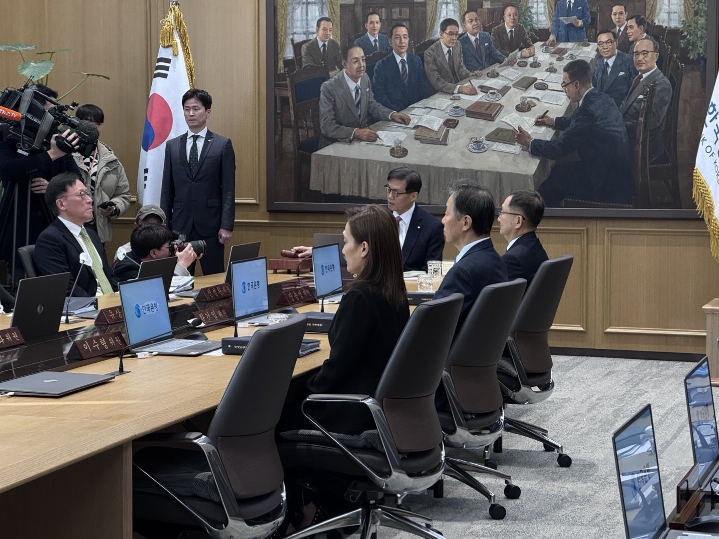 이창용 한국은행 총재가 26일 오전 서울 중구 한국은행에 마련된 금융통화위원회 회의실에 입장해 의결봉을 두드리고 있다. 2026.02.26 뉴스1