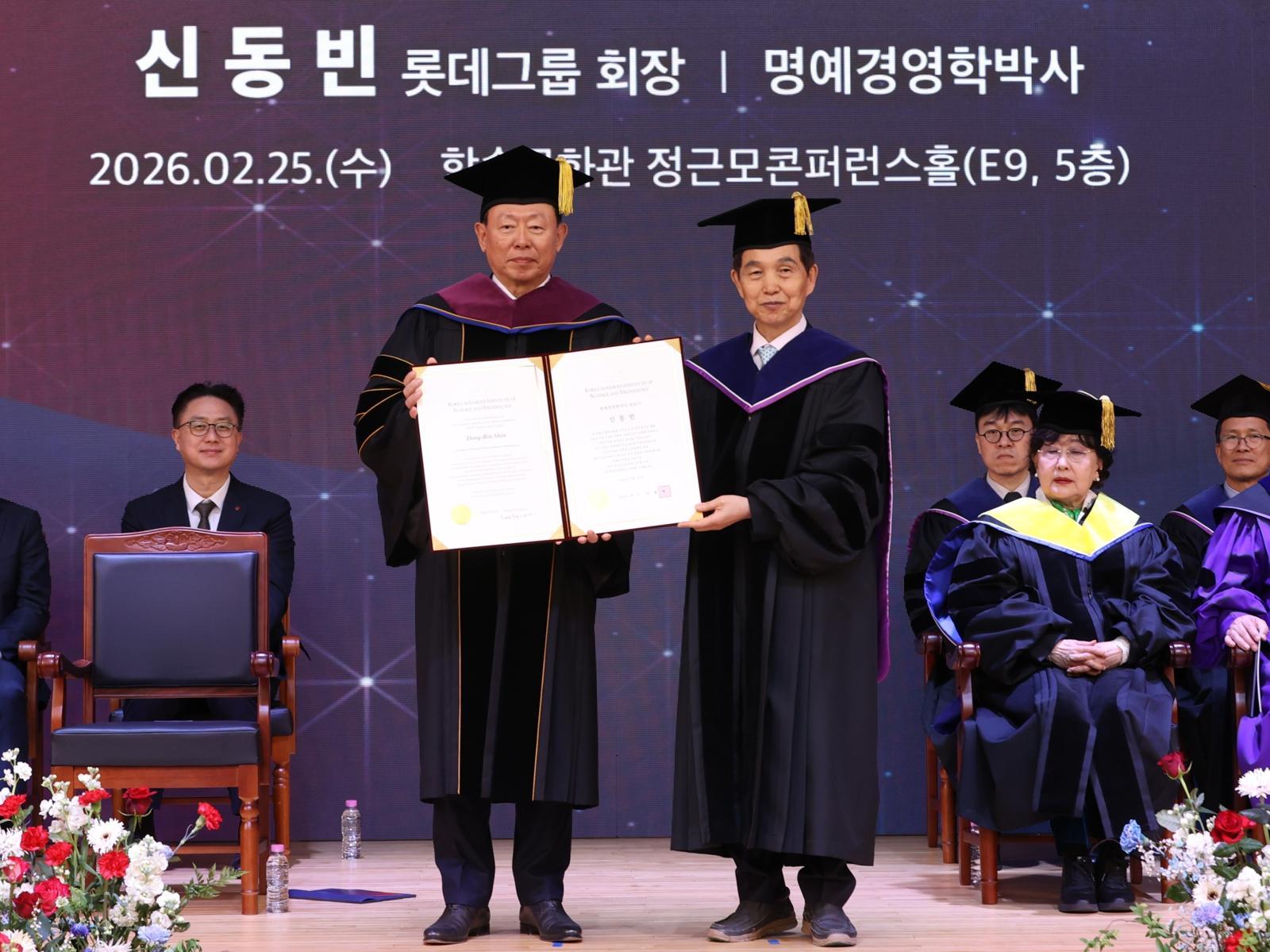 25일 대전 카이스트(KAIST) 본원에서 열린 2026년도 명예박사 학위수여식에서 신동빈 롯데 회장(왼쪽)이 명예경영학 박사 학위를 받았다. 롯데 제공
