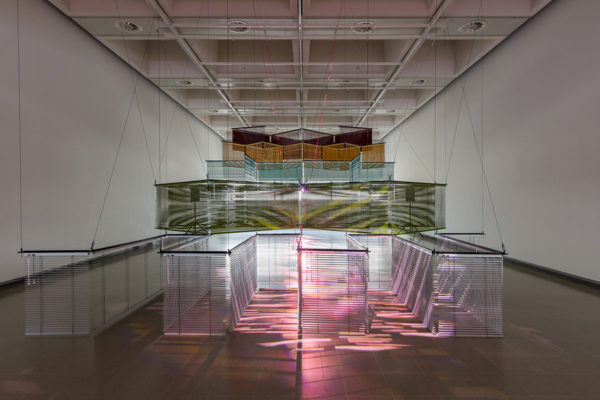 〈윤에 따른 엇갈린 랑데부Star-Crossed Rendezvous after Yun〉, 2024, Aluminum venetian blinds, powder-coated aluminum hanging structure, steel wire rope, moving spotlights, DMX controller, speakers, and tripods, with sound, 400 x 530 x 1,274 cm, Courtesy of the artist. 사진: Mark Blower (이미지 제공: 국제갤러리)