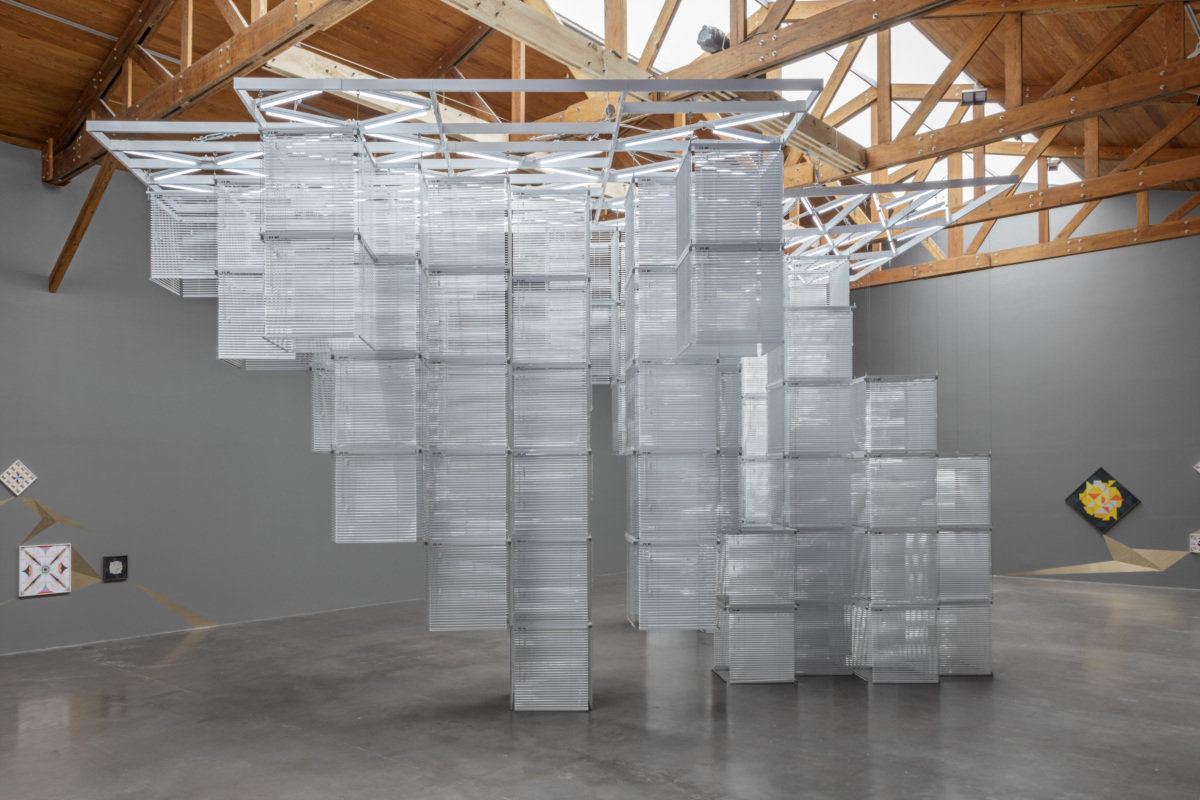 〈솔 르윗 뒤집기 - 1078배로 확장·복제하여 다시 돌려 놓은 K123456 Sol LeWitt Upside Down - K123456, Expanded 1078 Times, Doubled and Mirrored〉, 2015 Aluminum venetian blinds, powder-coated aluminum hanging structure, steel wire rope, fluorescent tubes, cable Dimensions variable, 《장식과 추상Ornament and Abstraction》 전시전경, 멕시코 멕시코시티 쿠리만주토, 2017. 사진: Omar Luis Olguín, Courtesy of the artist (이미지 제공: 국제갤러리)