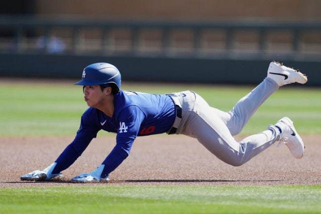 LA 다저스의 중견수 김혜성이 25일(현지 시간) 미 애리조나주 스코츠데일 솔트리버필드에서 애리조나 다이아몬드백스와 시범 경기 1회 초 우전안타 진루 후 2루를 훔치고 있다. 김혜성은 5회 말 교체까지 3타수 2안타 1타점 1득점 2도루로 활약했고, 팀은 10-7로 승리했다. 2026.02.26 스코츠데일=AP 뉴시스