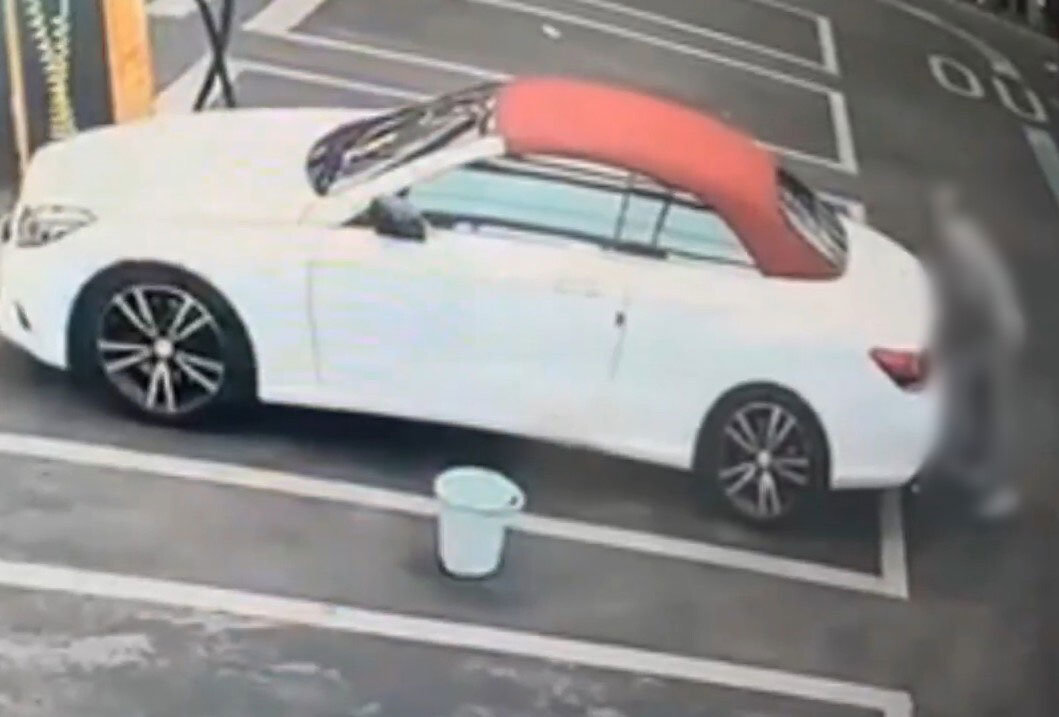 세차장 용수를 무단으로 사용한 고객. 온라인 커뮤니티 ‘보배드림’ 캡처