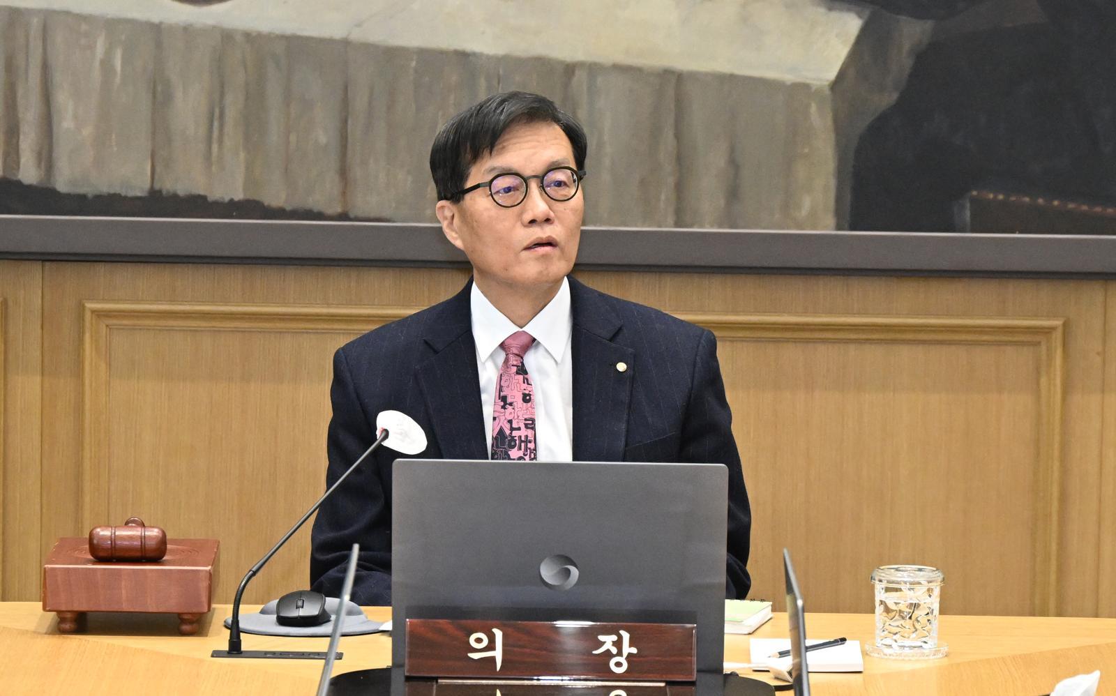 이창용 한국은행 총재가 26일 서울 중구 한국은행 본관에서 금융통화위원회 본회의를 주재하고 있다. 뉴스1