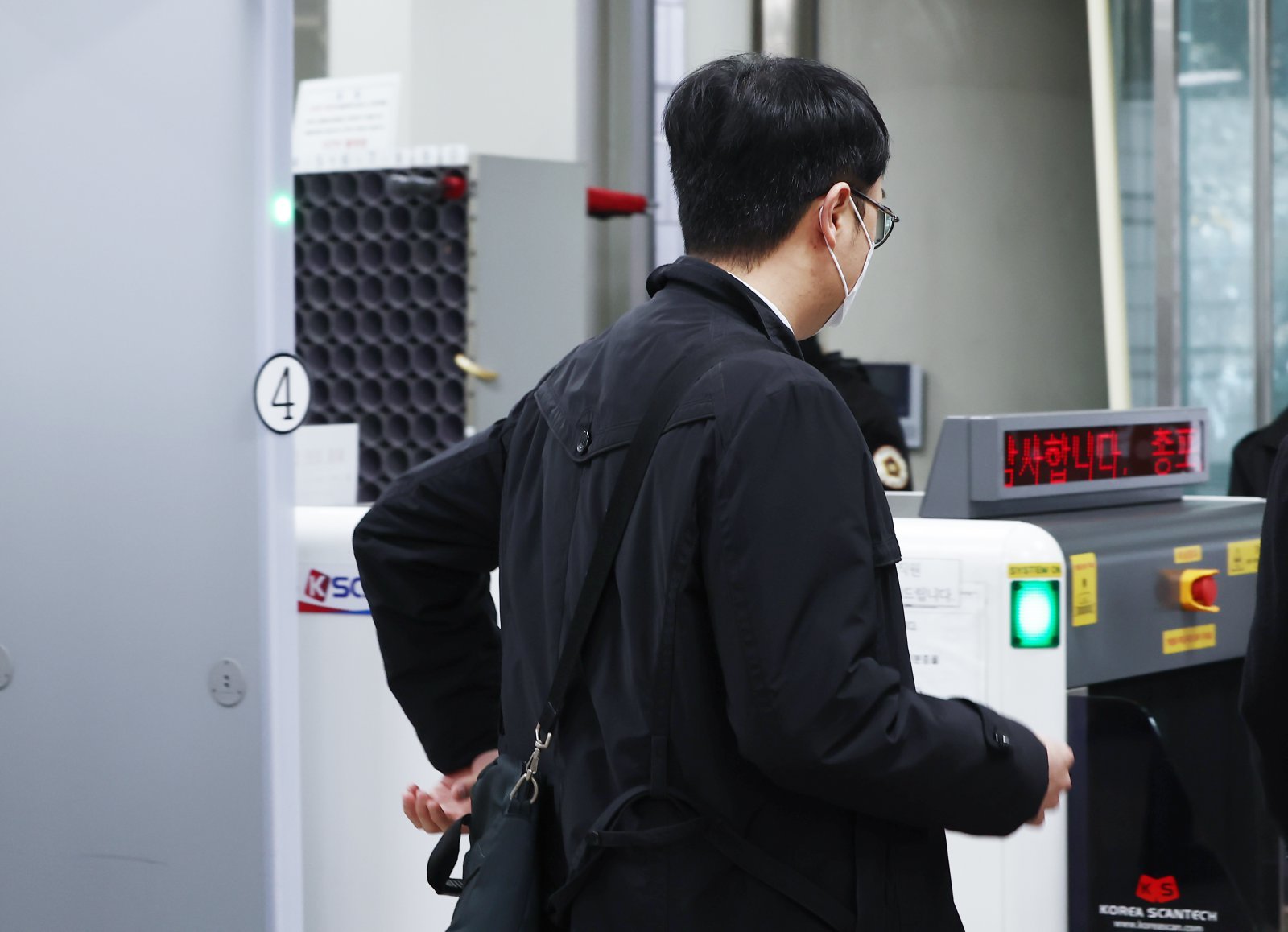 북한에 무인기를 날려 보낸 30대 대학원생 오 모 씨(오른쪽)가 26일 오전 서울 서초구 서울중앙지법에서 구속 전 피의자 심문을 받기 위해 출석하고 있다. 뉴스1