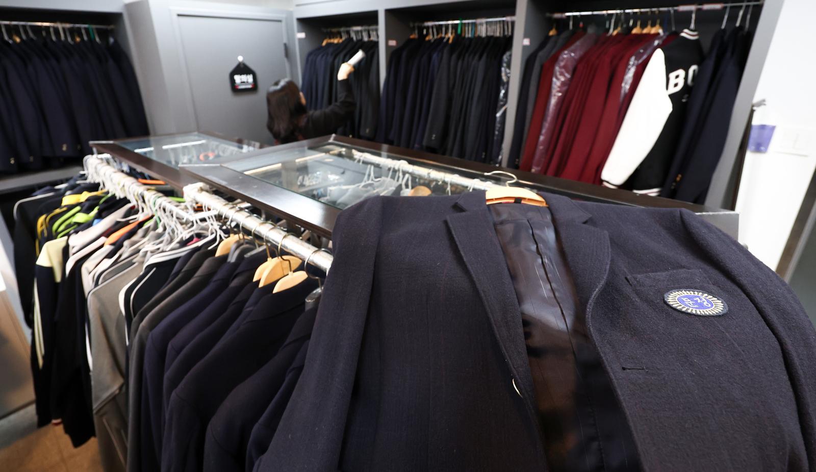 19일 서울 송파구 나눔교복매장에서 관계자가 교복을 정리하고 있다. 나눔교복매장은 송파구청이 주변 학교와 송파구주부환경협의회가 함께 운영하는 매장으로 자켓 5000원, 바지 3000원 등 기부받은 중고 교복을 저렴하게 판매한다. 2026.2.19 ⓒ 뉴스1