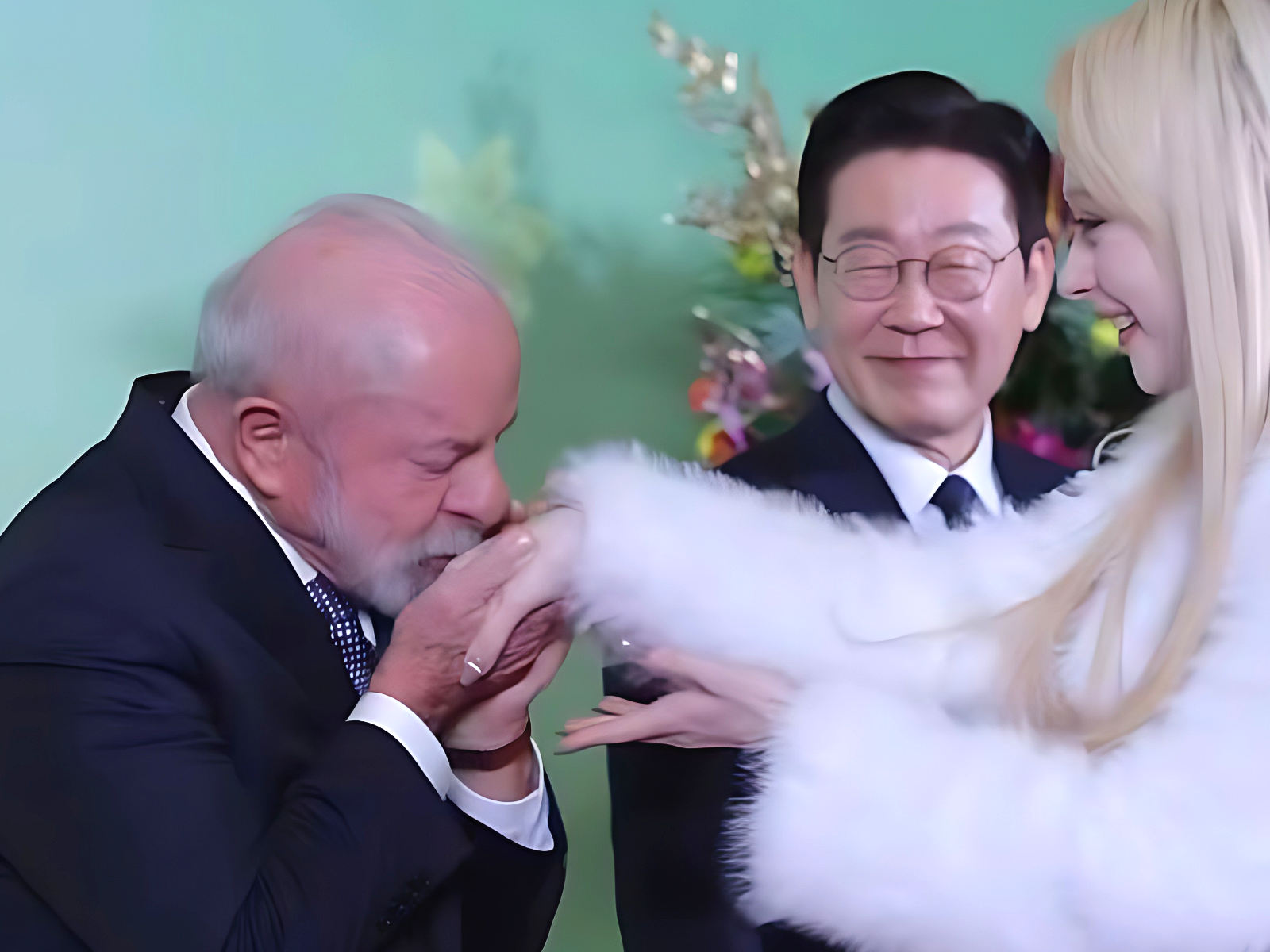 룰라 브라질 대통령이 국빈 만찬에서 자국 출신 가수 가비에게 손등 키스 인사를 건네며 민간 외교 역할을 강조했다. 뉴시스