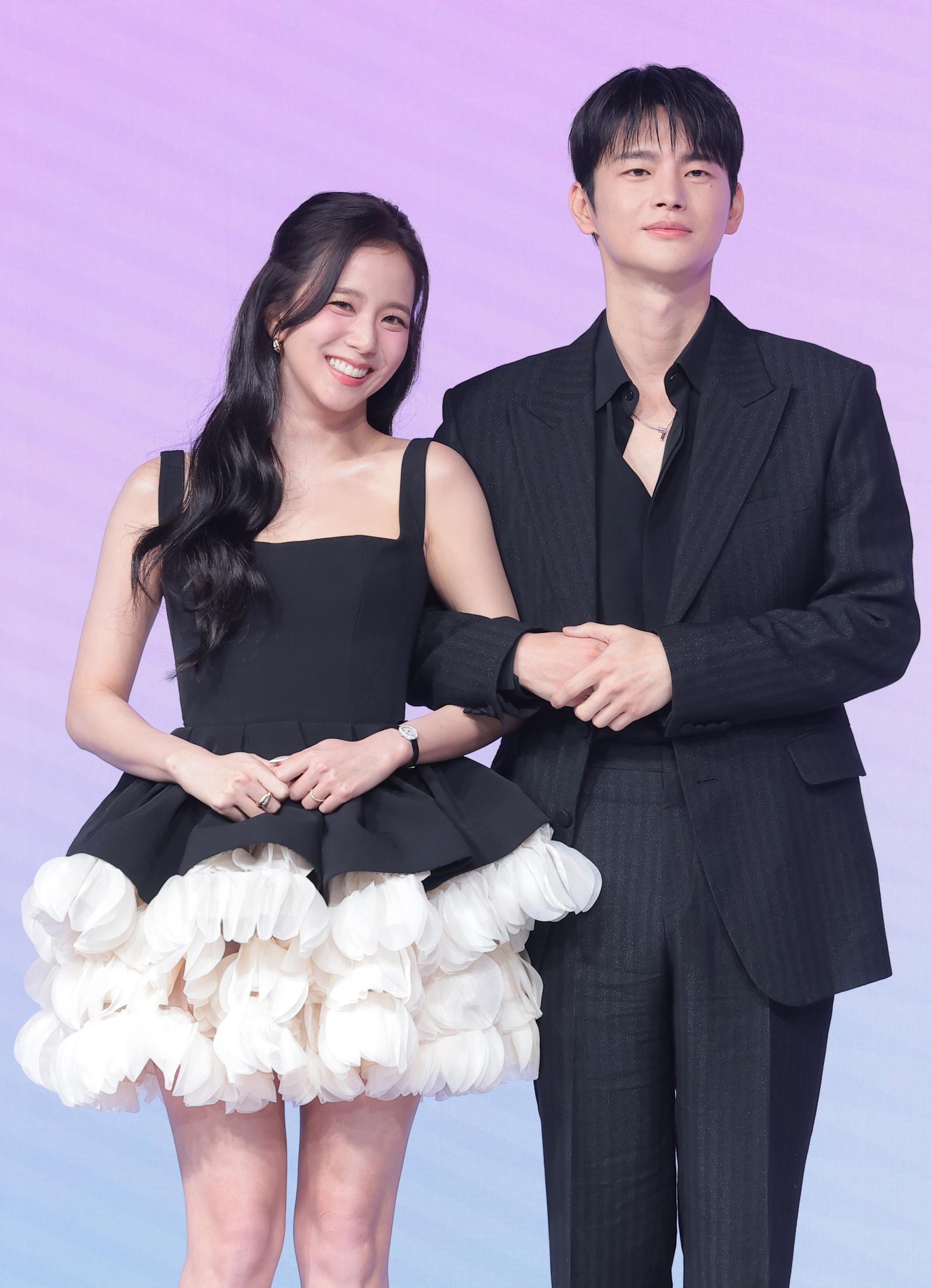 가수 겸 배우 지수와 서인국(오른쪽)이 26일 서울 종로구 JW메리어트 동대문스퀘어서울에서 열린 넷플릭스 새 시리즈 ‘월간남친’ 제작발표회에서 포즈를 취하고 있다. ‘월간남친’은 현실 생활에 지친 웹툰 PD 미래(지수 분)가 가상 연애 시뮬레이션을 통해 연애를 구독하고 체험해 보는 로망 실현 로맨틱 코미디다. 2026.2.26 .뉴스1
