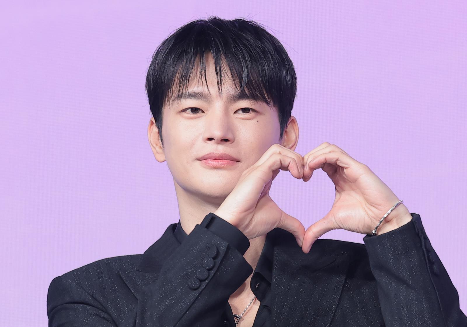 가수 겸 배우 서인국이 26일 서울 종로구 JW메리어트 동대문스퀘어서울에서 열린 넷플릭스 새 시리즈 ‘월간남친’ 제작발표회에서 포즈를 취하고 있다. ‘월간남친’은 현실 생활에 지친 웹툰 PD 미래(지수 분)가 가상 연애 시뮬레이션을 통해 연애를 구독하고 체험해 보는 로망 실현 로맨틱 코미디다. 2026.2.26 ⓒ 뉴스1