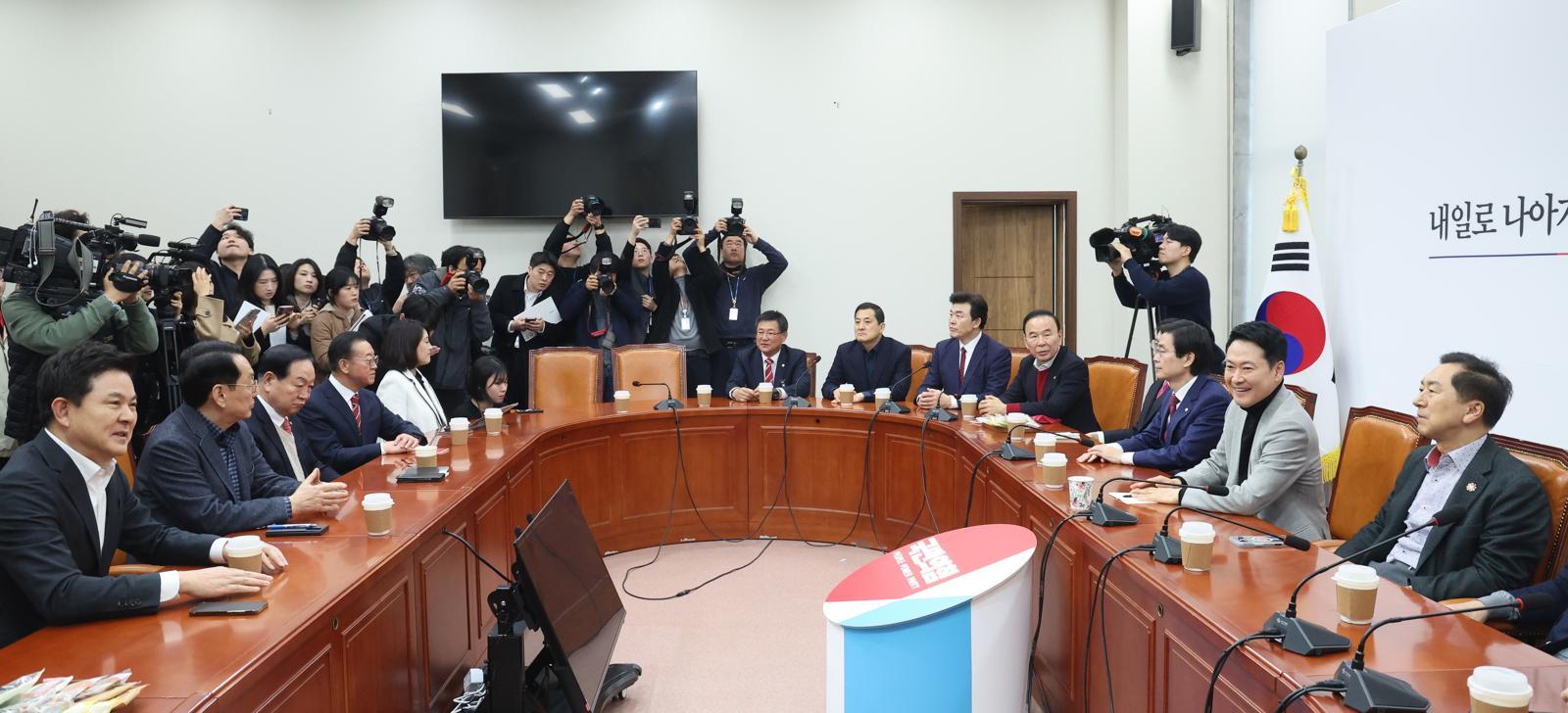장동혁 국민의힘 대표가 26일 서울 여의도 국회에서 4선 이상 중진 의원들과 면담을 하고 있다. 2026.2.26/뉴스1