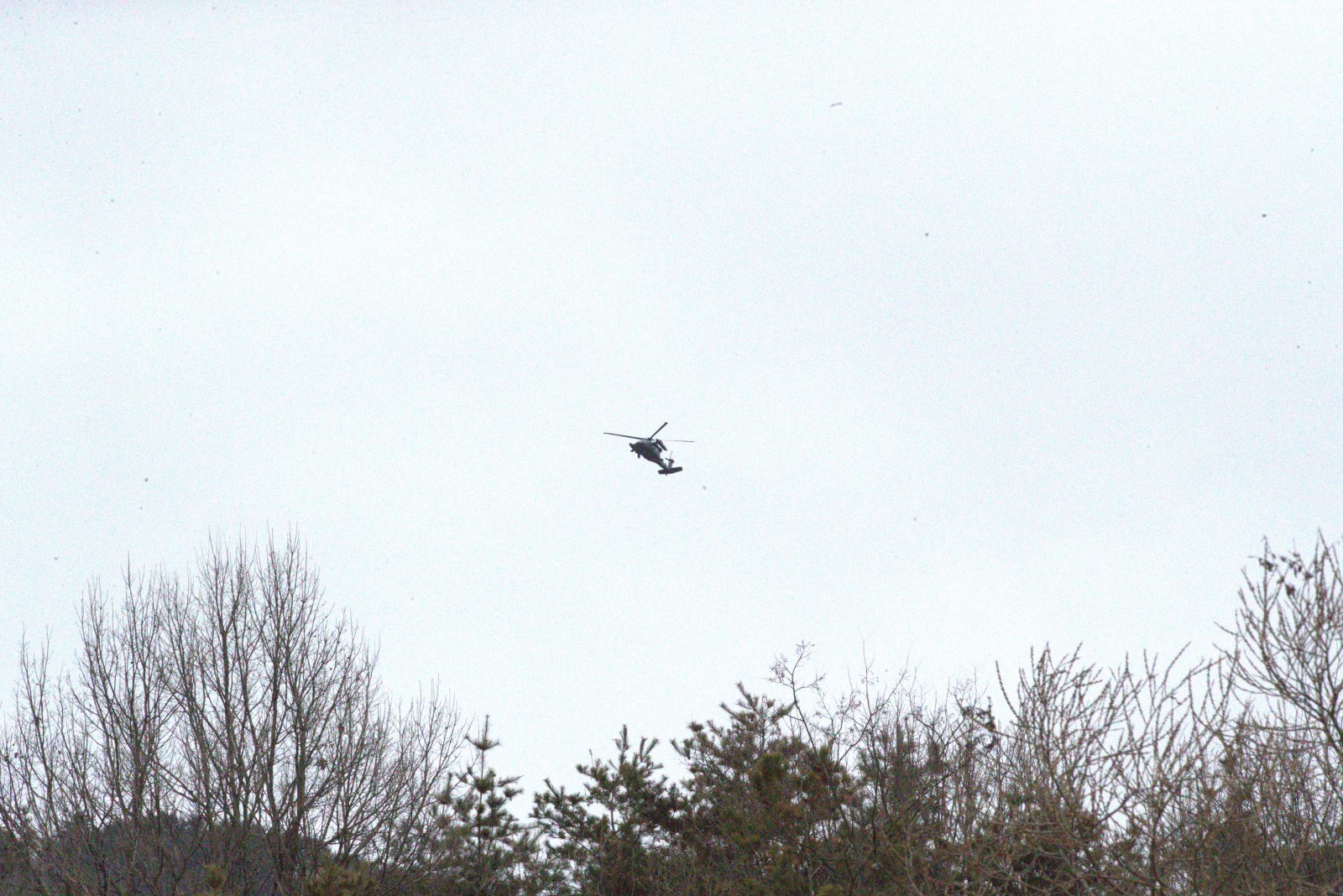 26일 오전 경북 영주시 안정면 용산리 야산에서 군 헬기가 전날 추락한 F-16C 전투기의 파편과 잔해를 수습하고 있다.2026.2.26 뉴스1