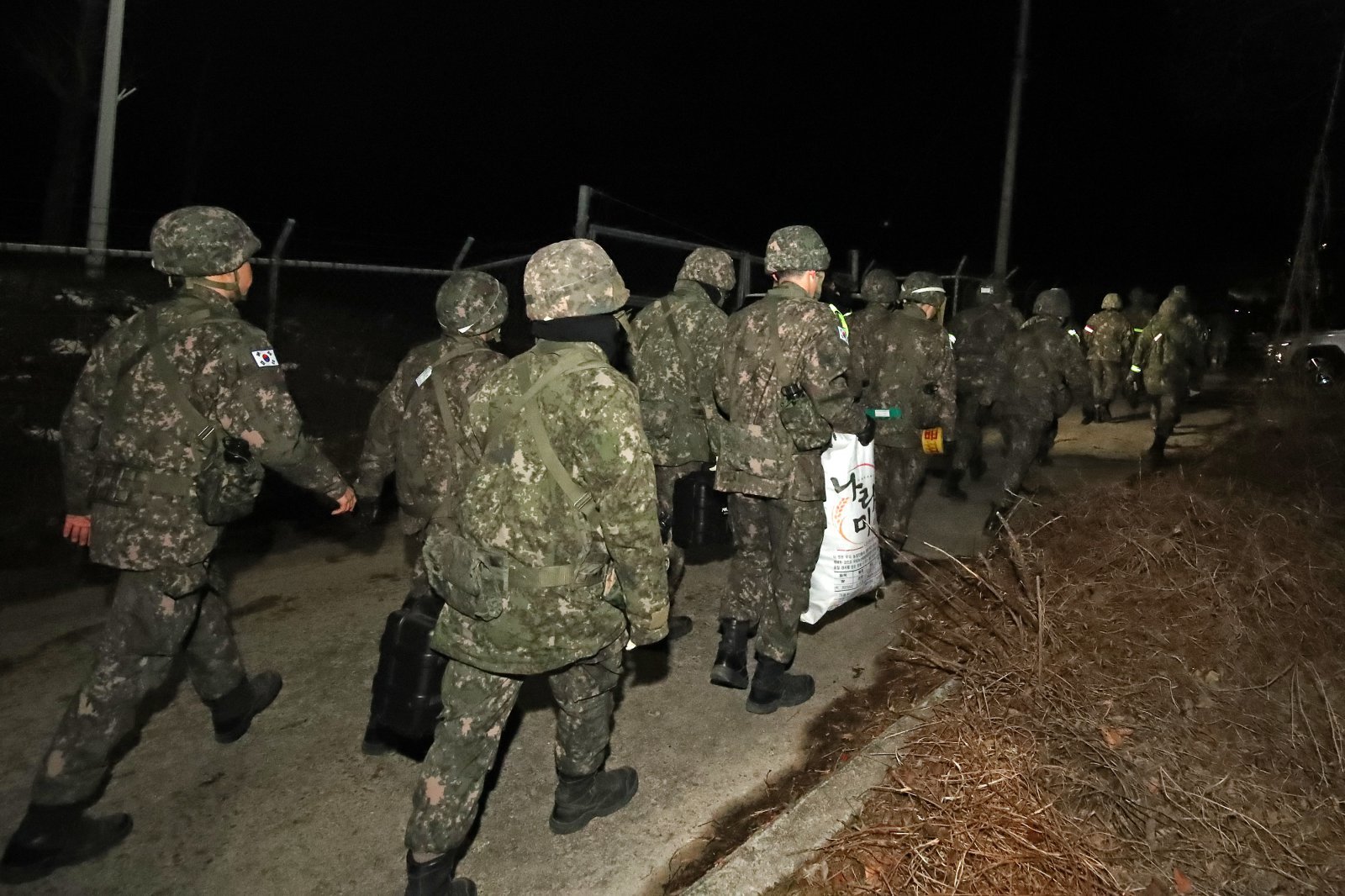 25일 오후 7시31분쯤 경북 영주시 안정면 용산리의 야산에 공군 F-16C 전투기가 추락해 공군 장병들이 사고 수습을 위해 진입로를 따라 이동하고 있다. 2026.2.25 뉴스1