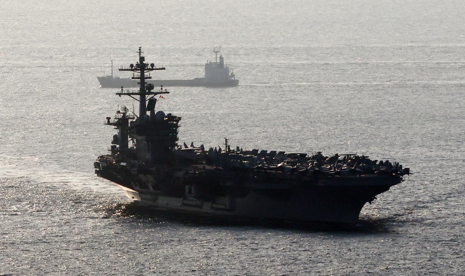 미국 해군 7함대 소속 핵추진 항공모함 ‘조지 워싱턴함(CVN-73)’이 5일 오전 부산 남구 해군작전사령부 부산작전기지에 입항하고 있다.    니미츠급(10만t급)인 이 핵항모는 길이 333m, 폭 76.8m, 비행갑판 면적은 축구장 3배 규모이며, 승조원은 6000여 명이다. 특히 최신예 스텔스 전투기 F-35C와 슈퍼호넷 전투기(F/A-18), 호크아이 조기경보기(E-2C), 해상작전헬기 등 항공기 80여 대를 탑재히고 있어 ‘떠다니는 군사기지’로 불린다. 2025.11.05.[부산=뉴시스]