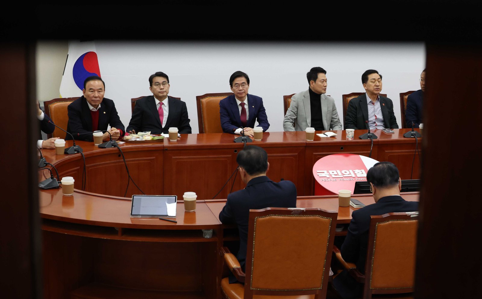 장동혁 국민의힘 대표가 26일 오전 서울 여의도 국회에서 박덕흠, 윤상현, 조경태, 김기현 등 중진의원들과 당내 현안관련 비공개 회동을 하고 있다.  2026.02.26 뉴시스