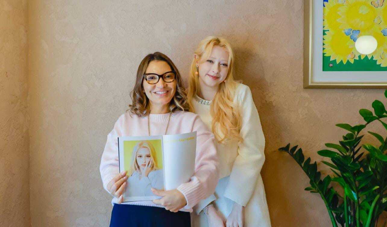 호잔렐라 다시우바 여사(왼쪽)과 만난 블랙스완 가비. 디알뮤직 제공