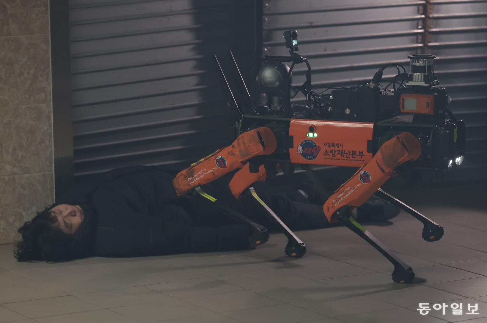 26일 소방용 4족 보행 로봇이 연기 속에서 쓰러진 사람을 구조하는 시범을 보이고 있다. 박형기 기자 oneshot@donga.com