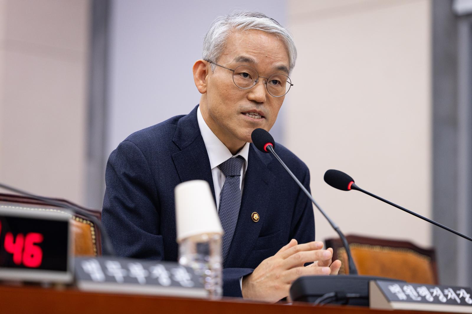 천대엽 법원행정처장이 18일 서울 여의도 국회에서 열린 제430회 국회 법제사법위원회 제2차 전체회의에서 의원 질의에 답하고 있다. 뉴스1