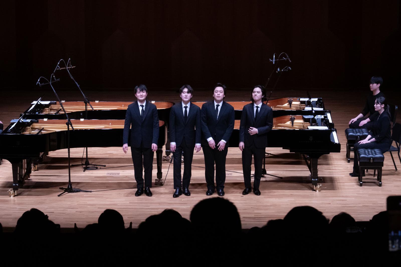 지난 25일 서울 서초구 예술의전당 콘서트홀에서 열린 ‘아산 정주영 서거 25주기 추모 음악회 : 이어지는 울림’에서 피아니스트 선우예권(왼쪽부터), 조성진, 김선욱, 임윤찬이 연주를 마치고 관객들에게 인사하고 있다. (사진=현대차그룹 제공) 2026.02.26.