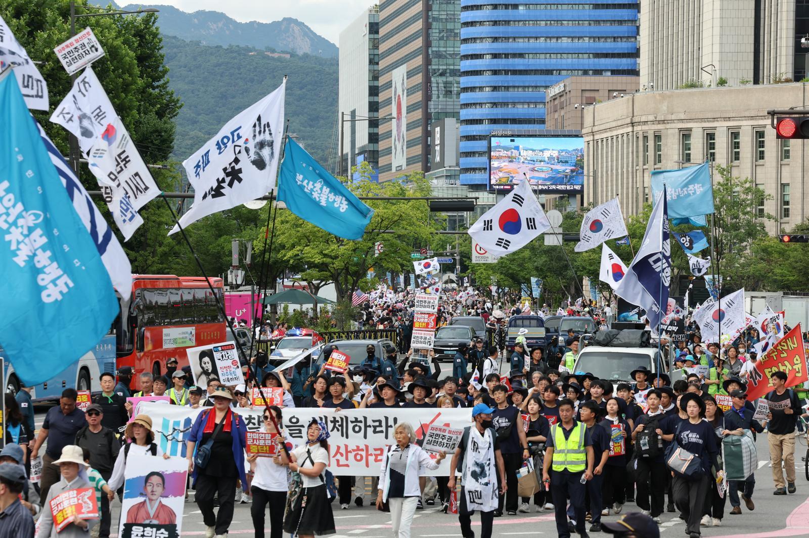 광복절 연휴 둘째 날인 지난해 8월 16일 진보와 보수 단체들이 각각 도심 한복판에서 태극기를 앞세워 광복 80주년을 기념하는 대규모 집회를 벌였다. (사진은 기사 내용과 무관함) / 뉴스1