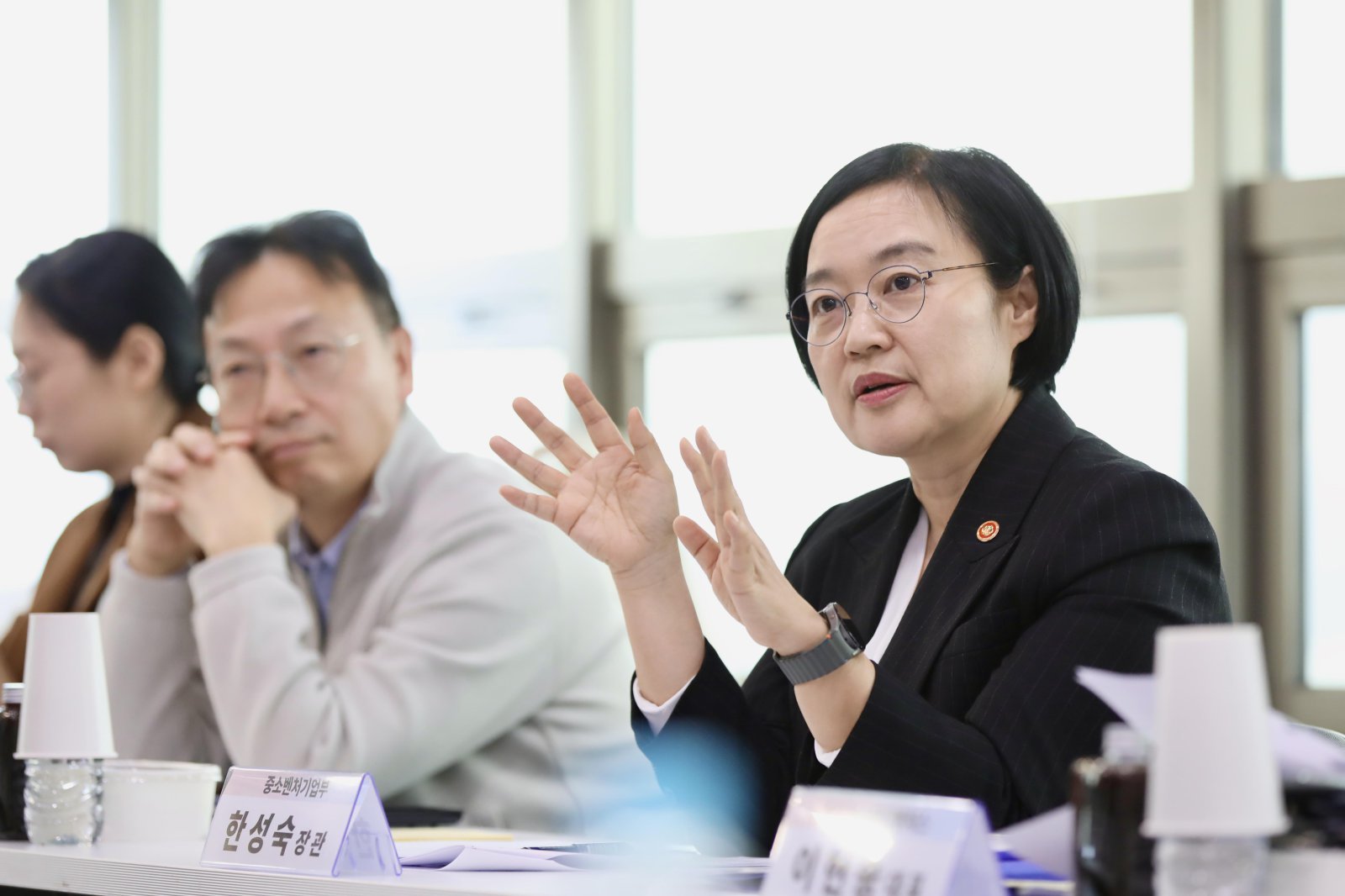 한성숙 중소벤처기업부 장관이 5일 서울에서 열린 ‘모두의 창업 프로젝트 전문가 간담회’에서 참석자들과 토론을 하고 있다. (사진=중소벤처기업부 제공) 2026.02.05 뉴시스