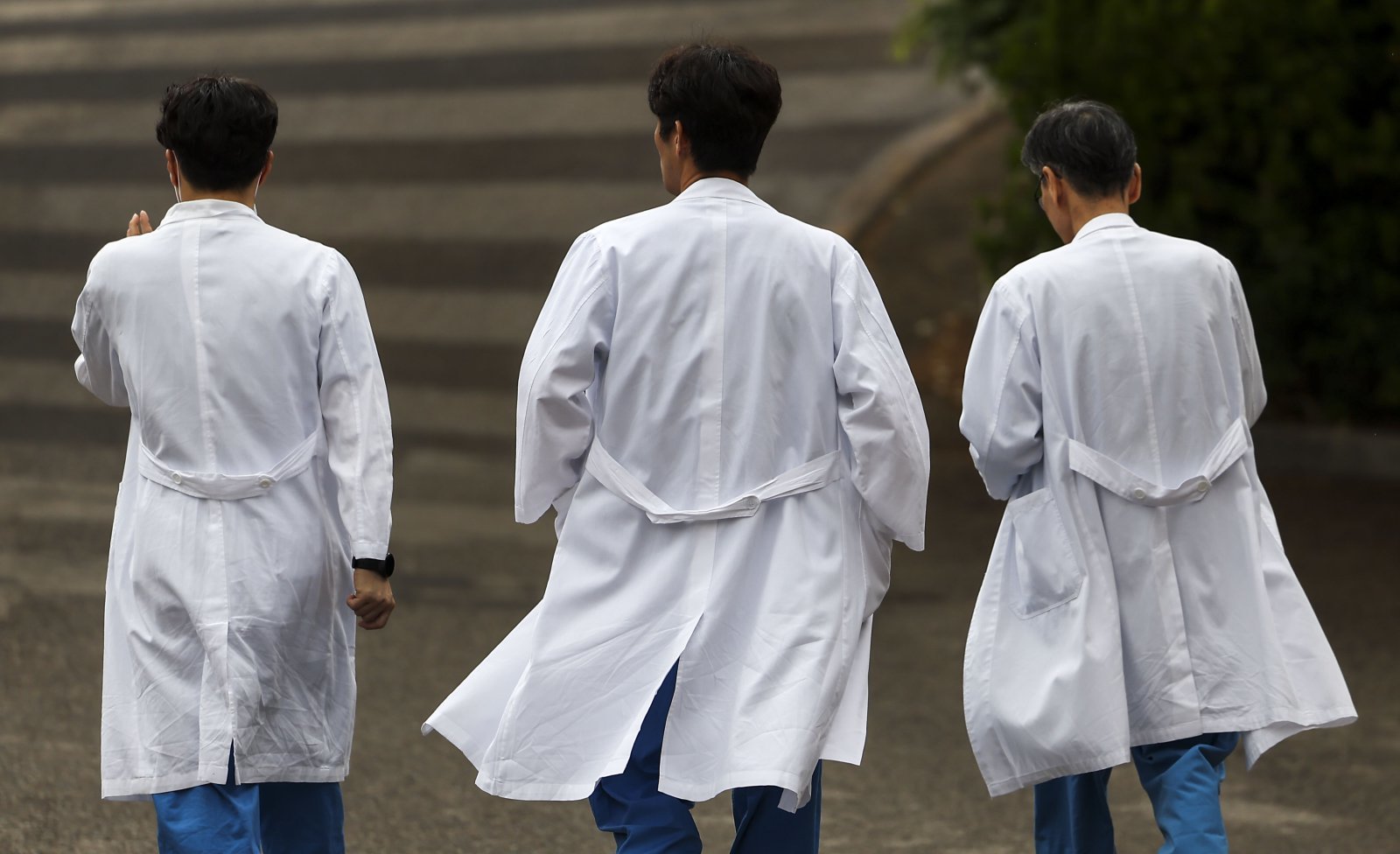 의정갈등이 이어지고 있는 24일 서울 종로구 서울대학교 의과대학에서 의료진들이 이동하고 있다. 2024.04.24 뉴시스