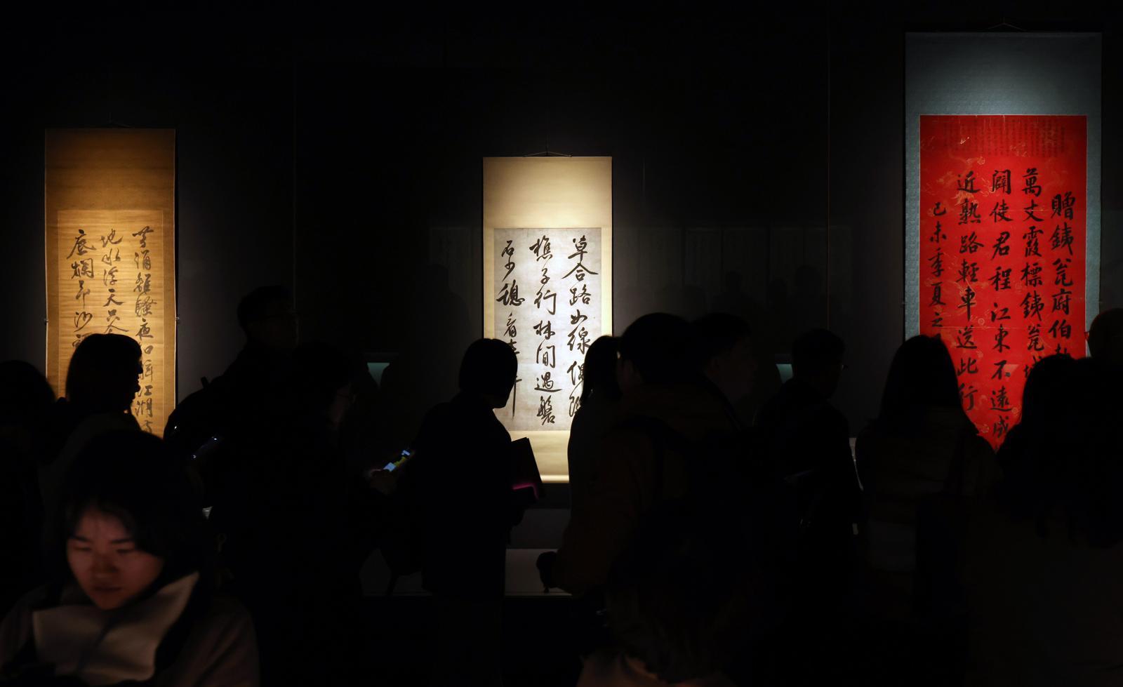 국립중앙박물관 서화실 재개관 언론공개회 참가자들이 25일 오전 서울 용산구 국립중앙박물관 서화실 전시품을 관람하고 있다. 오는 26일 개관하는 국립중앙박물관 서화실에는 겸재 정선의 ‘신묘년풍악도첩’(보물) 등 70건의 작품이 전시된다. 2026.02.25 뉴시스