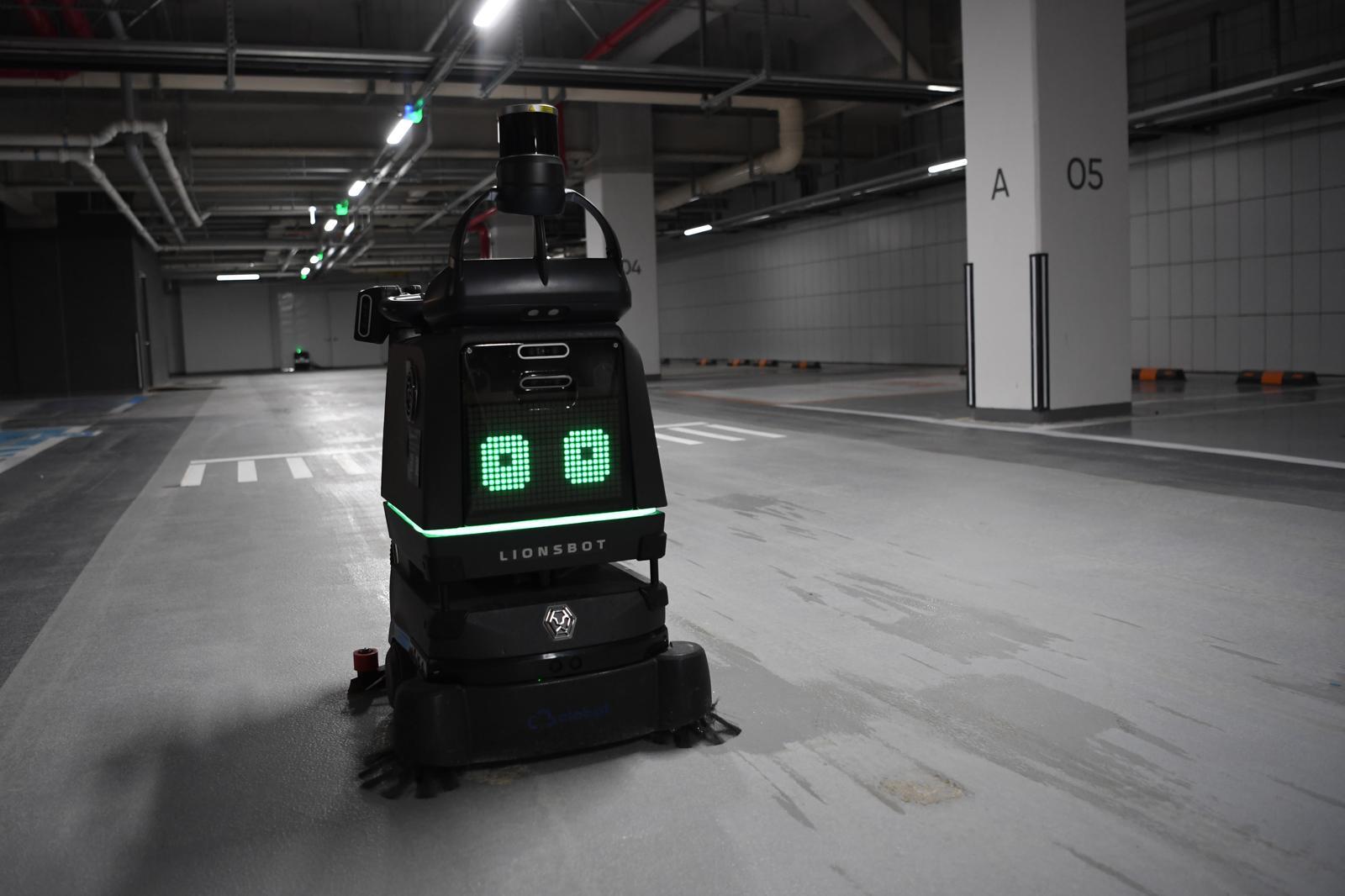 포스코이앤씨, 아파트 단지에 AI 자율주행 청소로봇 도입