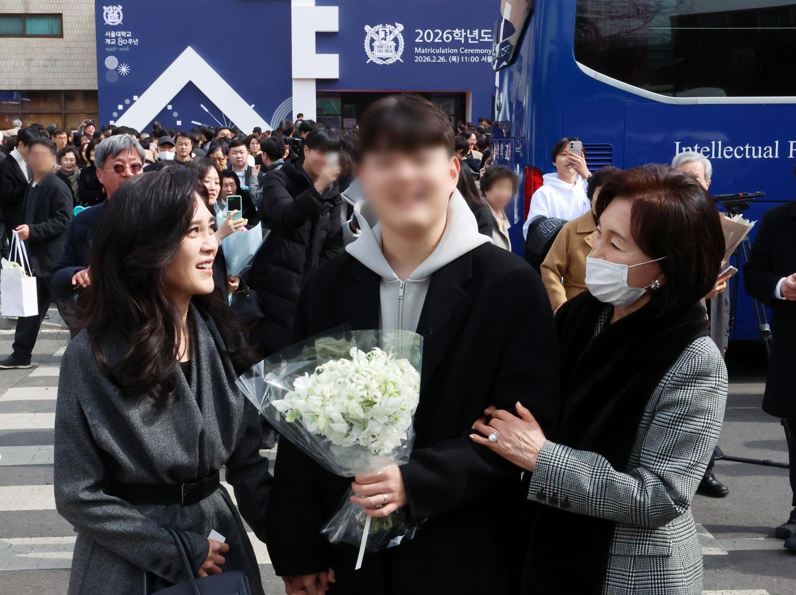 이부진, 아들 서울대 입학식 참석…홍라희와 함박웃음