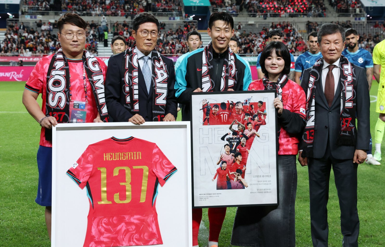 손흥민의 A매치 최다 출전 기록을 축하하는 차범근. 2025.10.14 ⓒ 뉴스1 김명섭 기자