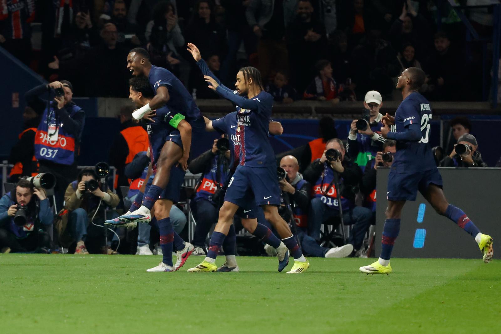 파리 생제르맹(PSG·프랑스) 선수들이 26일 안방경기로 열린 AS모나코(프랑스)와의 유럽축구연맹(UEFA) 챔피언스리그(UCL) 녹아웃 라운드 플레이오프 2차전에서 득점한 뒤 기뻐하고 있다. 파리=신화 뉴시스