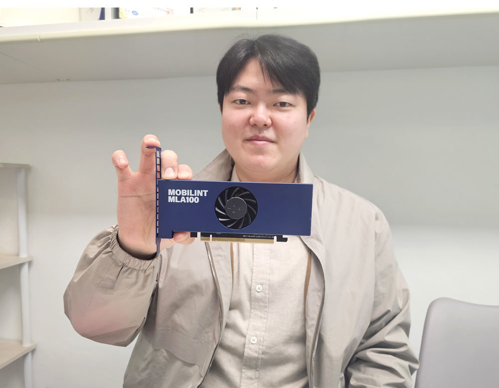 XDN-E100 미니 서버에 탑재될 모빌린트 MLA100 NPU를 소개하는 조수종 대표 / 출처=IT동아