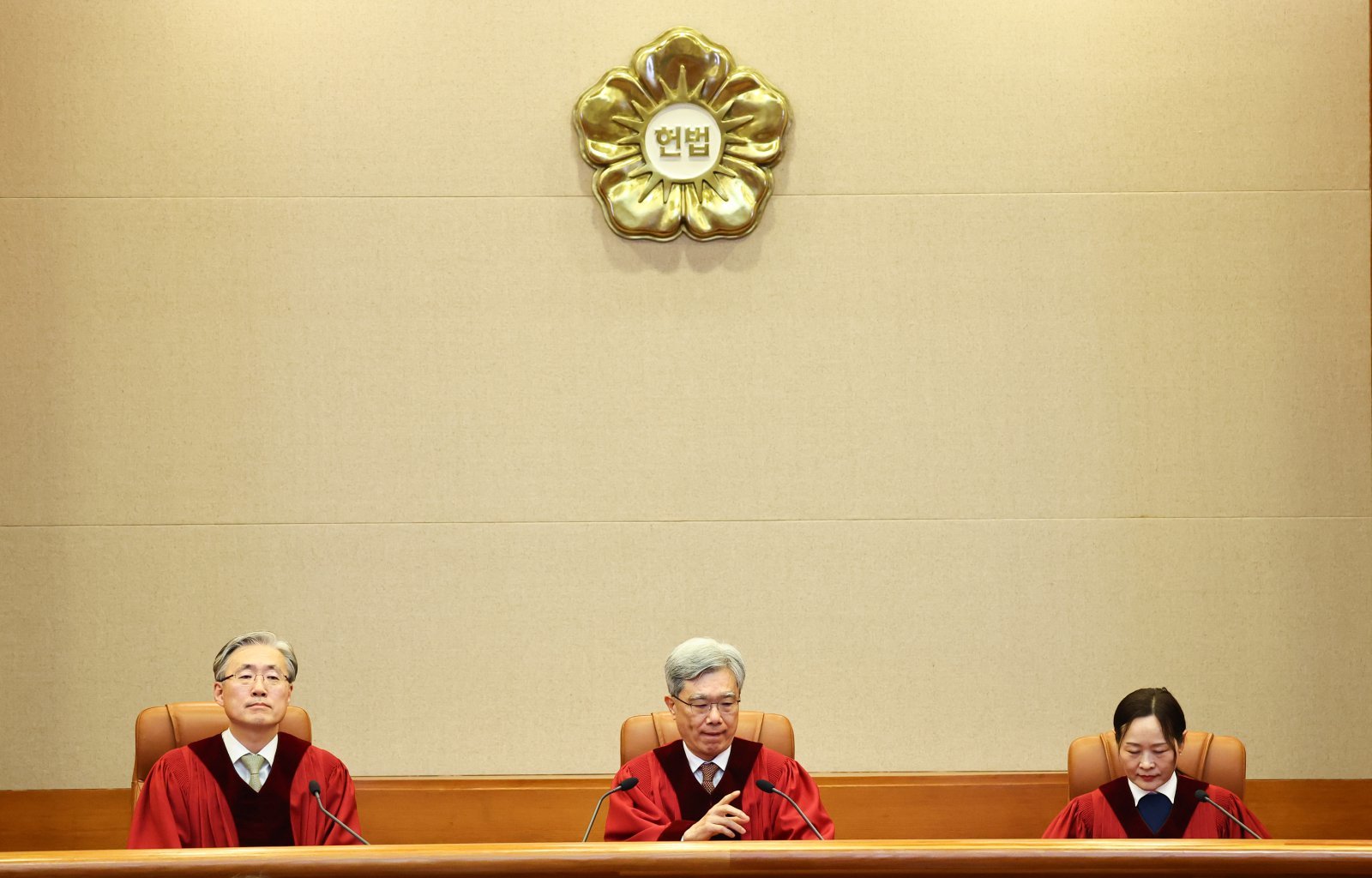 김상환 헌법재판소장을 비롯한 헌법재판관들이 26일 서울 종로구 헌법재판소 대심판정에서 열린 2월 심판사건 선고를 위해 착석해 있다. 2026.02.26. [서울=뉴시스]