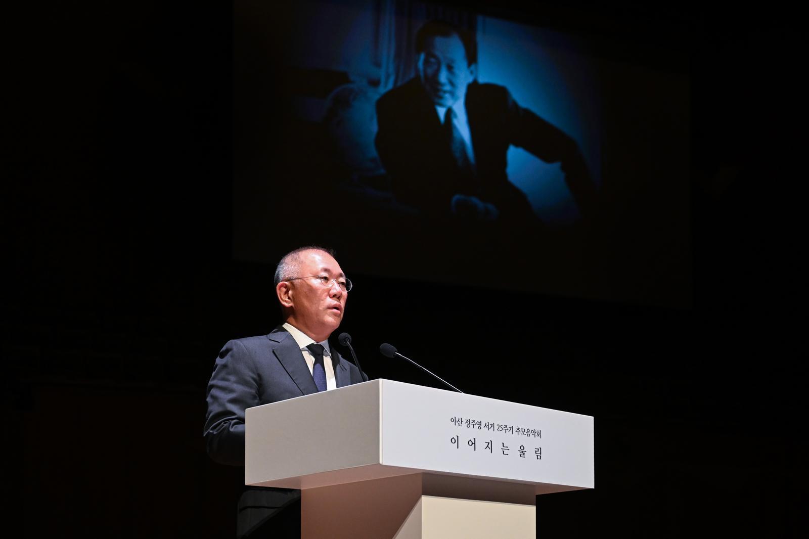 정의선 현대차그룹 회장이 지난 25일 서울 서초구 예술의전당 콘서트홀에서 열린 ‘아산 정주영 서거 25주기 추모 음악회 : 이어지는 울림’에서 추모사를 하고 있다. (사진=현대차그룹 제공) 2026.02.26 뉴시스 *재판매 및 DB 금지