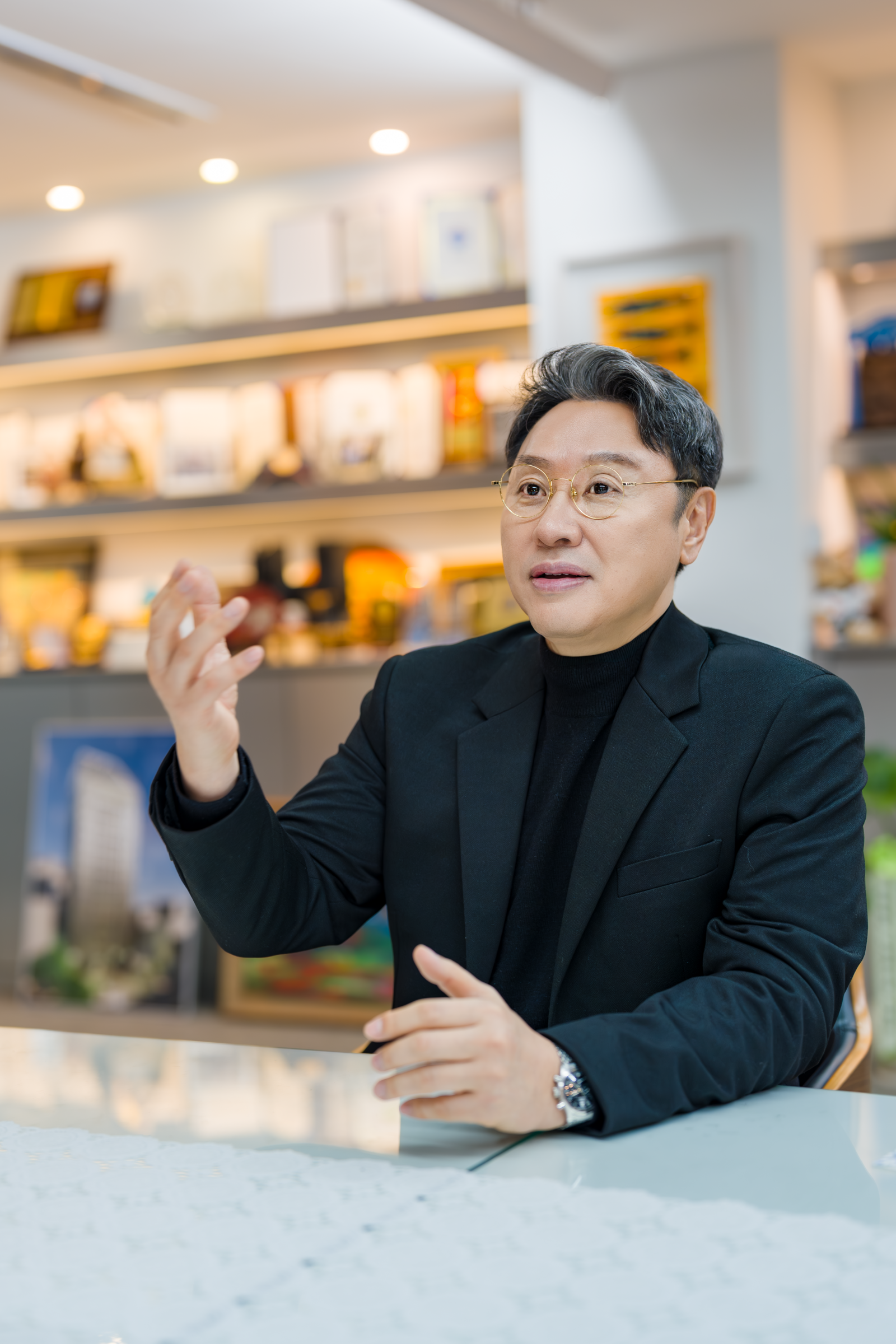 강성종 신한대 총장이 20일 경기 의정부 캠퍼스에서 동아일보 기자의 질문에 답하고 있다. 강 총장은 “대학이 변화의 흐름 앞에서 안전지대에만 머문다면 미래를 말할 수 없다”며 “규모 확대보다 경쟁력 있는 분야에 자원을 모으는 전략이 대학의 체질을 바꿨다”고 말했다. 신한대 제공