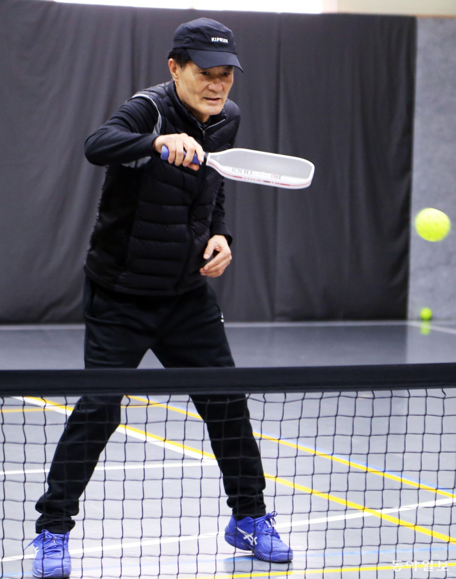 박철진 씨가 경기 고양시 일산동구 식사동 피클볼 코트에서 패들로 공을 받아 넘기고 있다. 축구 선수 출신이지만 어깨 회전근 파열과 위암 후유증 등으로 스포츠를 즐기지 못했던 박 씨는 지난해 6월 피클볼에 입문해 올해 전국 대회에서 1위를 차지하는 등 두각을 나타내고 있다. 고양=양종구 기자 yjongk@donga.com박철진 씨가 경기 고양시 일산동구 식사동 피클볼 코트에서 패들로 공을 받아 넘기고 있다. 축구 선수 출신이지만 어깨 회전근 파열과 위암 후유증 등으로 스포츠를 즐기지 못했던 박 씨는 지난해 6월 피클볼에 입문해 올해 전국 대회에서 1위를 차지하는 등 두각을 나타내고 있다. 고양=양종구 기자 yjongk@donga.com