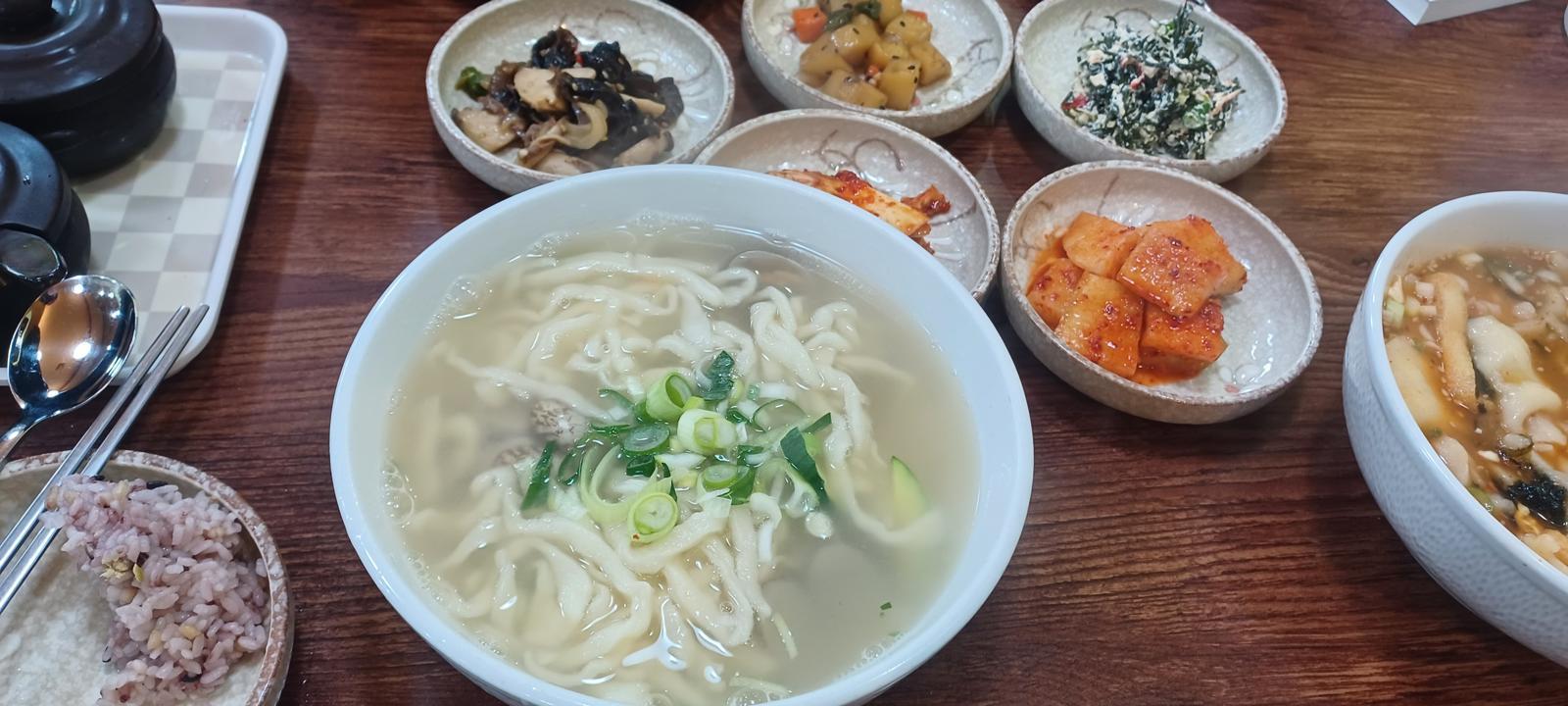 서울 용산구 해방촌의 ‘남산골보리밥칼국수’의 바지락 칼국수. 1인분에 9000원이다. 김도언 소설가 제공서울 용산구 해방촌의 ‘남산골보리밥칼국수’의 바지락 칼국수. 1인분에 9000원이다. 김도언 소설가 제공