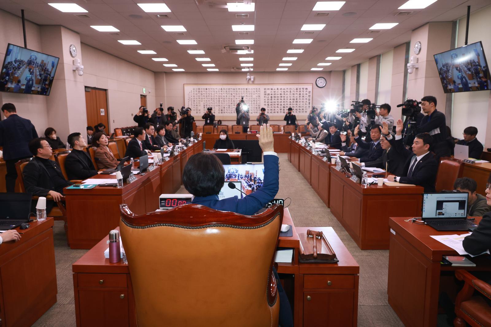 추미애 국회 법사위원장과 더불어민주당 등 의원들이 4일 서울 여의도 국회에서 열린 법제사법위원회 전체회의에서 증인 고발의 건에 대해 찬성 거수 투표를 하고 있다. 2026.02.04 뉴시스