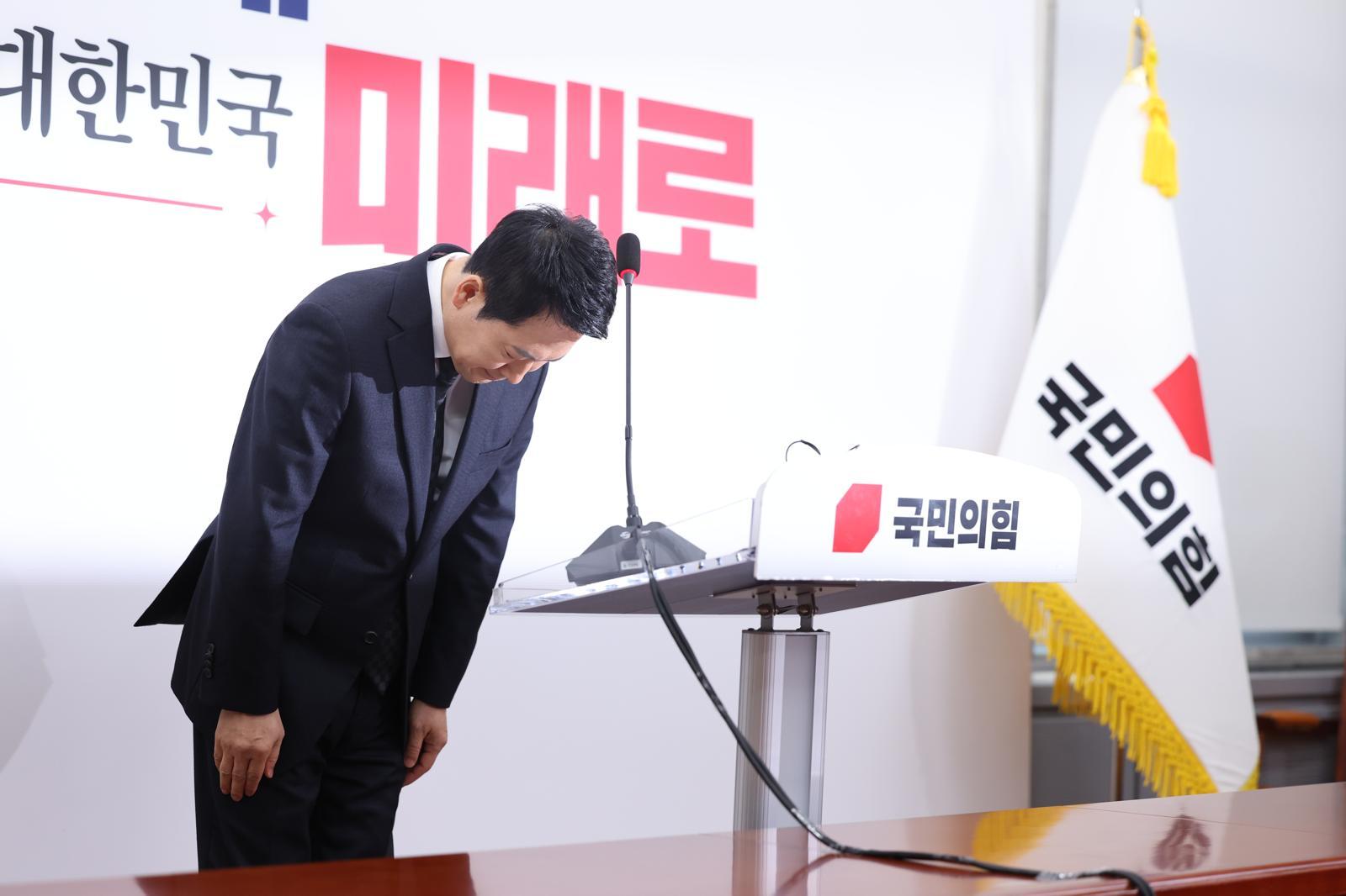 국힘 지지율 17%, 장동혁 취임후 최저…중도층 지지율도 10% 붕괴