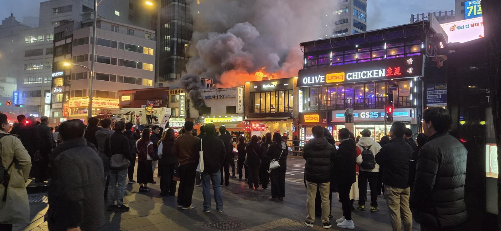서울 북창동 상가건물에서 화재…소방당국 진화 중