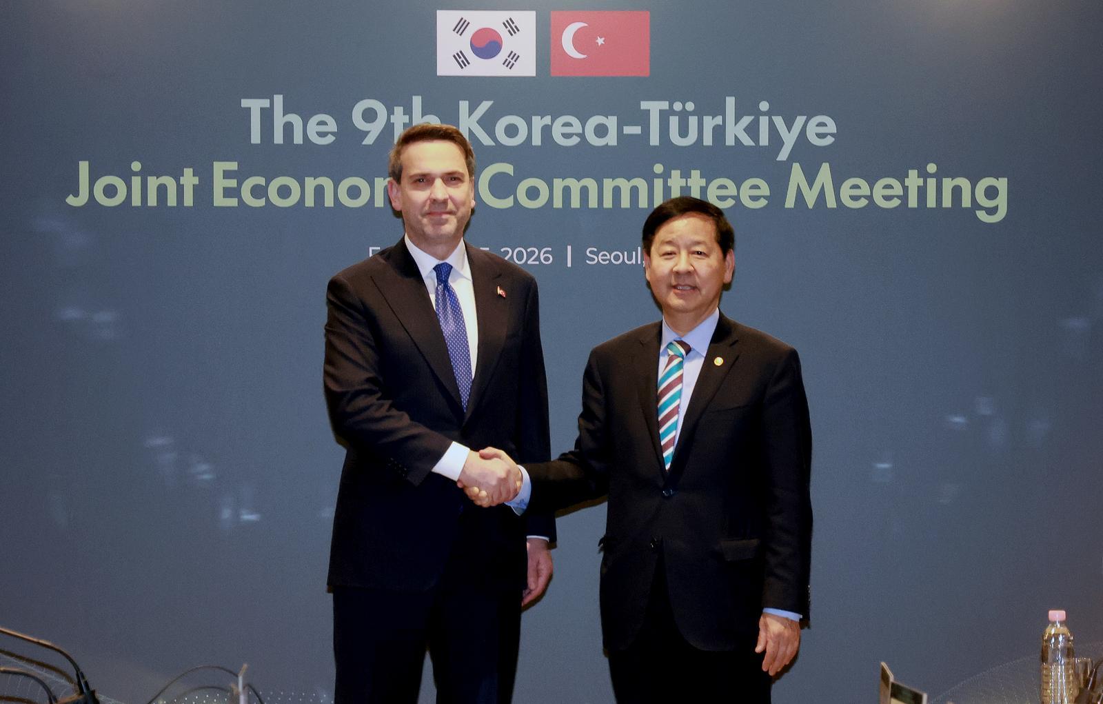 알파르슬란 바이락타르 튀르키예 에너지천연자원부 장관(왼쪽)과 구윤철 경제부총리 겸 재정경제부 장관이 25일 서울 종구 더플라자 호텔에서 열린 ‘제9차 한-튀르키예 경제공동위’에서 악수하며 기념촬영을 하고 있다. 뉴스1