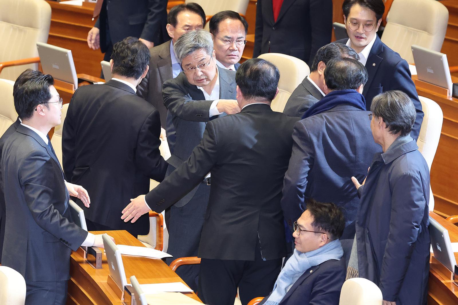 “야 임마” “與, 또 뒤통수”…국힘 몫 방미통위 추천안 부결 충돌